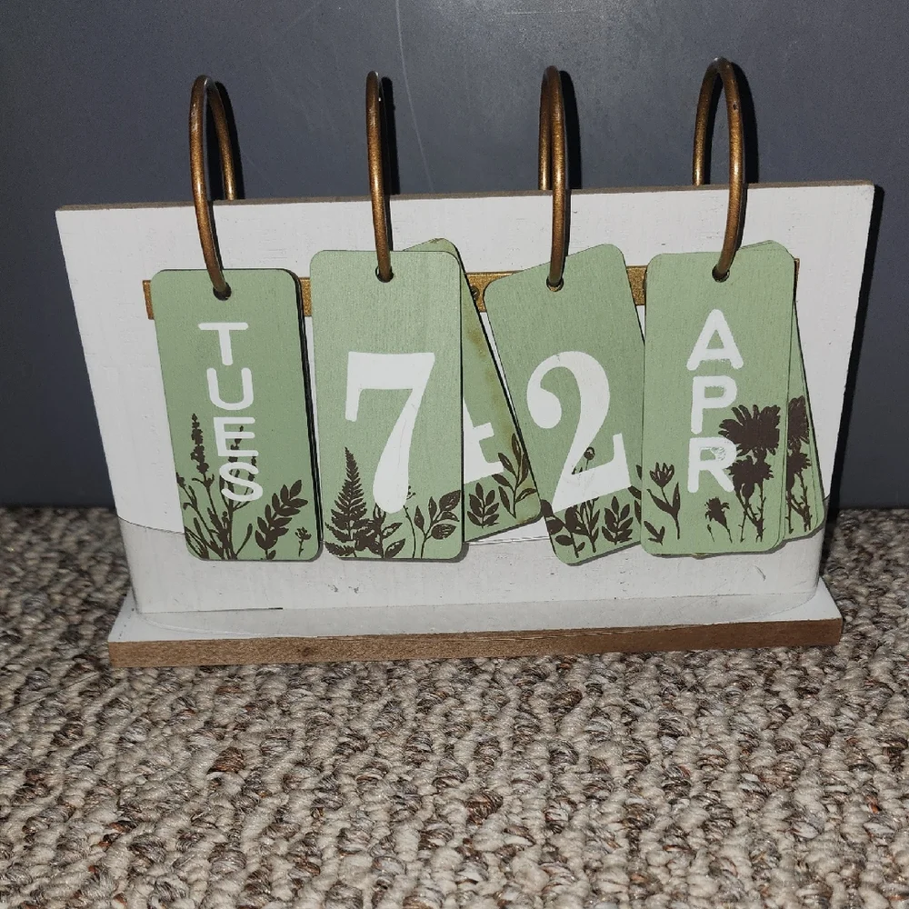 NWT Green & White Perpetual Calendar with Gold Rings